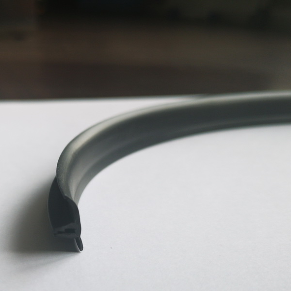 Черный микроплинтус для натяжного потолка Вставка (микроплинтус) "TL" цвет 347, черная матовая — изображение 1